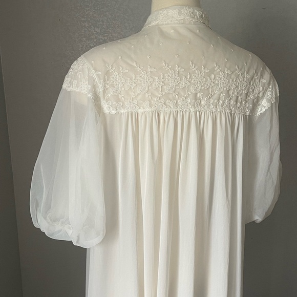 Vanity Fair White Robe with Lace and Blue Ribbon - Picture 2 of 10